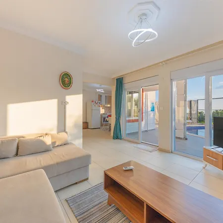 Doğa ıçinde Havuzlu Lüks Beyaz Villa
