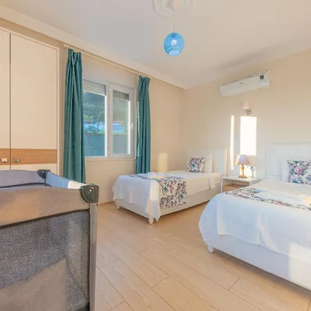 Doğa ıçinde Havuzlu Lüks Beyaz Villa