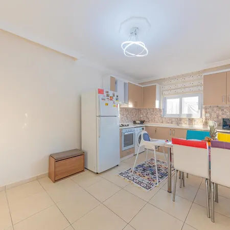 Doğa ıçinde Havuzlu Lüks Beyaz Villa *