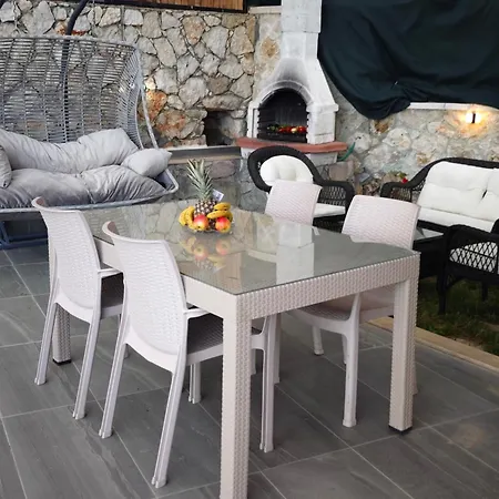 Doğa ıçinde Havuzlu Lüks Beyaz
