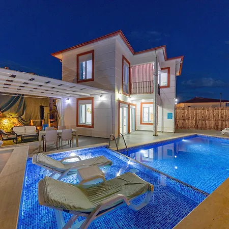 Villa Doğa ıçinde Havuzlu Lüks Beyaz *