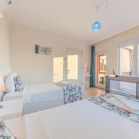 Doğa ıçinde Havuzlu Lüks Beyaz Villa *