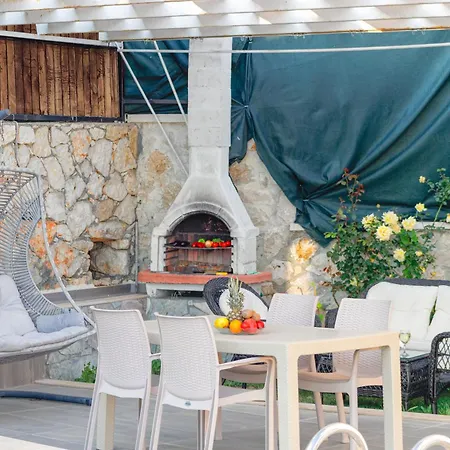 Villa Doğa ıçinde Havuzlu Lüks Beyaz *
