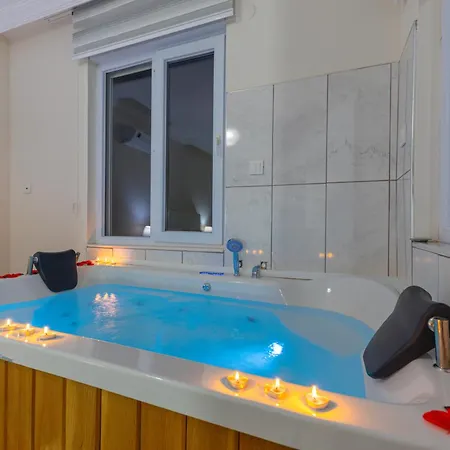 Doğa ıçinde Havuzlu Lüks Beyaz