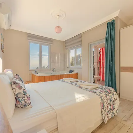 Doğa ıçinde Havuzlu Lüks Beyaz Villa