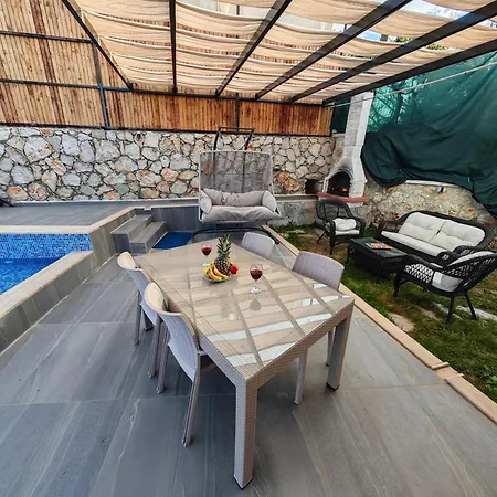 Doğa ıçinde Havuzlu Lüks Beyaz Villa *