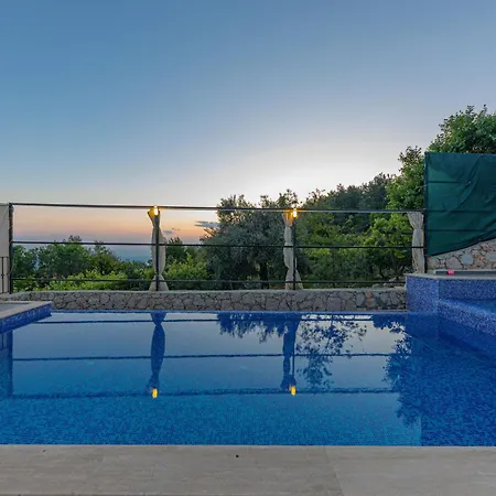 Doğa ıçinde Havuzlu Lüks Beyaz Villa Kaş