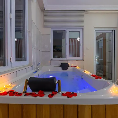 Doğa ıçinde Havuzlu Lüks Beyaz Villa