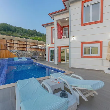 Villa Doğa ıçinde Havuzlu Lüks Beyaz